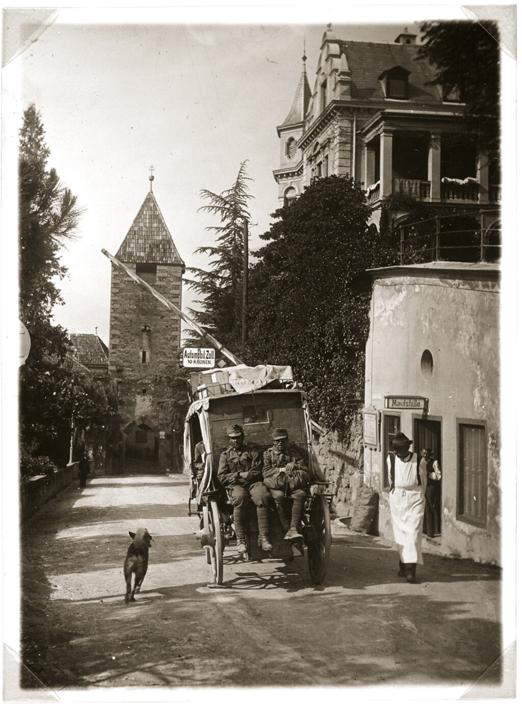 Der letzte österreichische Stellwagen von Meran nach Passeier, hinter dem Passeirer Tor, um 1918/19. Foto: Tirolerland.tv