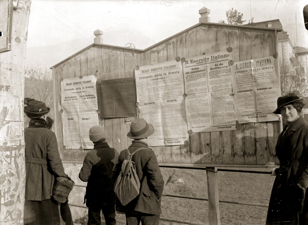 Am heutigen Theaterplatz (damals Ruffinplatz) wird das Annexionsdekret vom November 1918 am städtischen Aushang kundgemacht. Foto: Stadtmuseum Meran