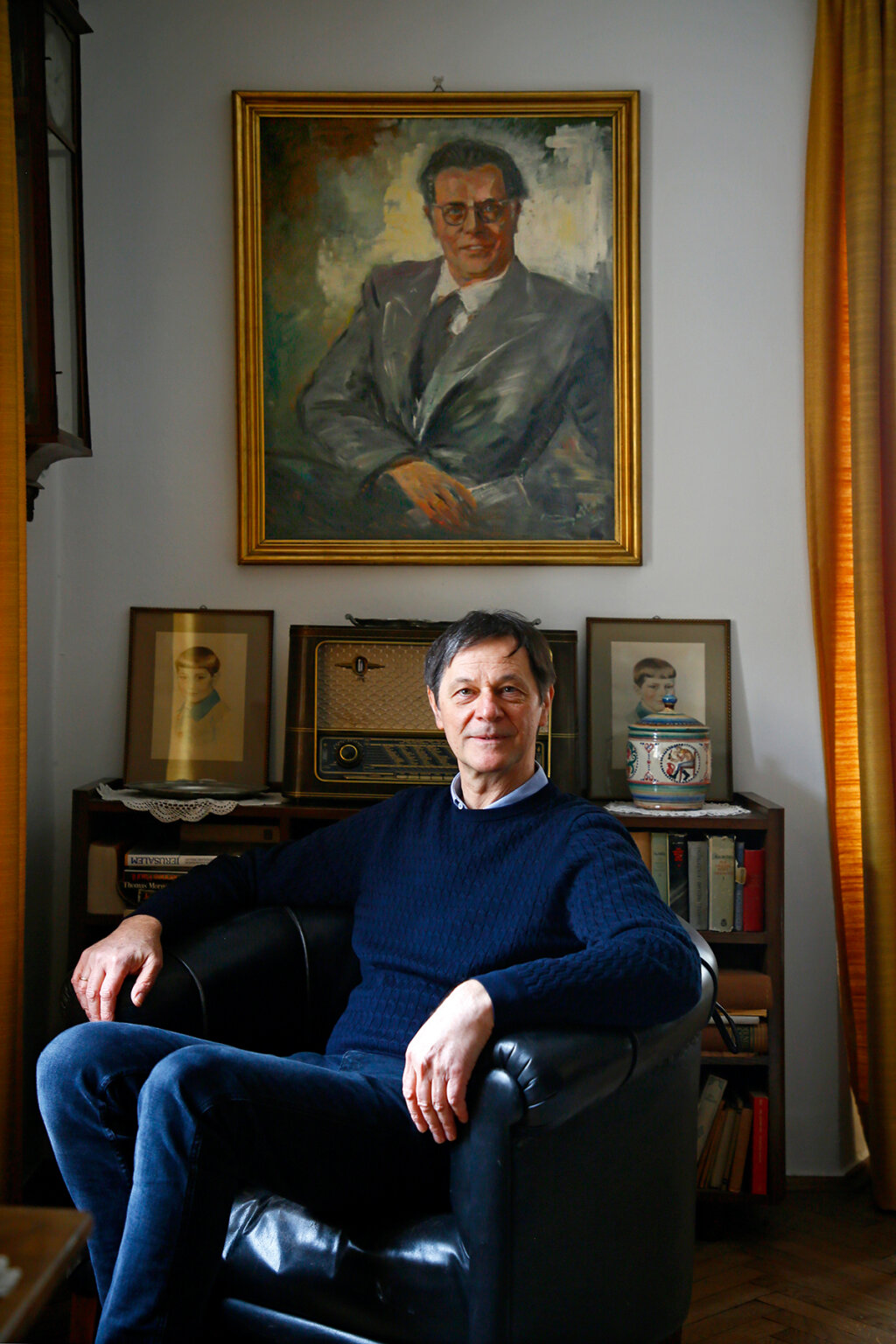 Andreas von Mörl vor einem Porträt seines Großvaters Josef von Mörl: „Ich habe schon in der Volksschule gesagt, ich übernehme die Buchhandlung, auch wenn ich nicht wusste, was das war.“ Foto: Alexander Alber