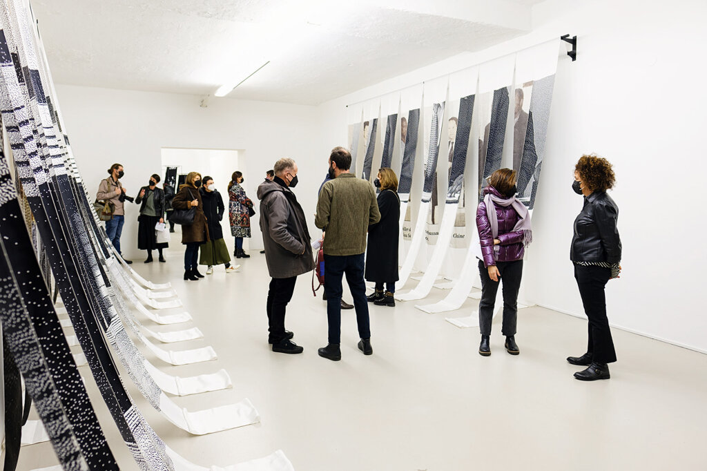 La mostra all’ar/ge kunst a Bolzano: Un nastro di 30 metri di fotografie stampate su seta. Foto: Ludwig Thalheimer