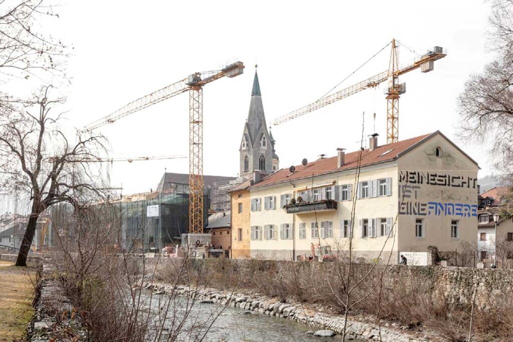 Links und rechts des Eisack, direkt an der Adlerbrücke, wird gerade an drei Hotelprojekten gearbeitet. Und auch die Brücke selbst wird nach einem Entwurf von Walter Angonese komplett neu gestaltet. Foto: Gustav Willeit