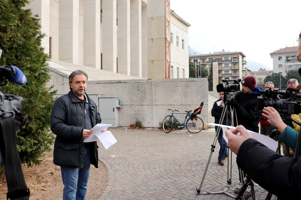 Team-K-Chef Paul Köllensperger vor dem Landesgericht: „Diese Sünde darf nicht ungestraft bleiben.“ Foto: Team K