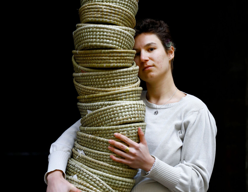 Sophie Baumgartner mit einem Stapel Körbe im Bozner Weltladen: „Die Möglichkeit Zivildienst zu leisten, sollte für alle zugänglich sein.“ Foto: Alexander Alber