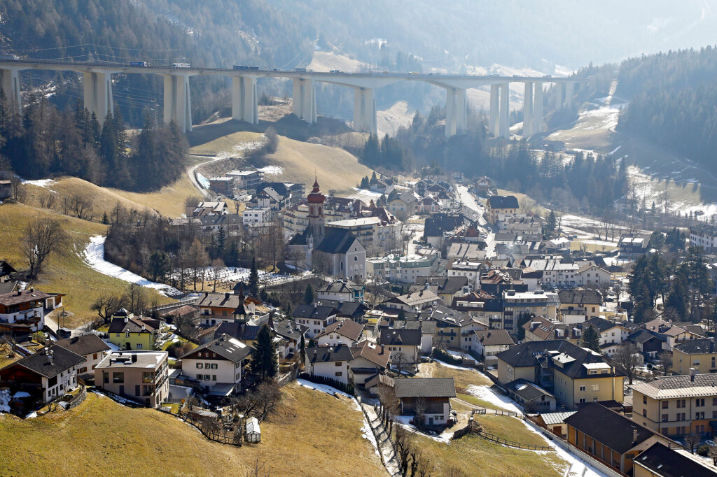 Das A22-Viadukt überschattet ein Dorf, das in der Belle Époque groß wurde: Gossensass ist der Hauptort der Gemeinde Brenner. Foto: Alexander Alber