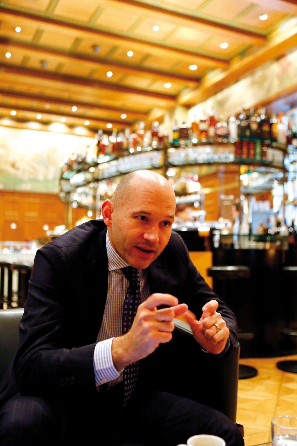 „Südtirol ist ein wichtiges Ziel für viele unserer Reisenden“: Marco Kampp im Gespräch mit ff in der Bar des Bozner Hotels Laurin. Foto: Alexander Alber