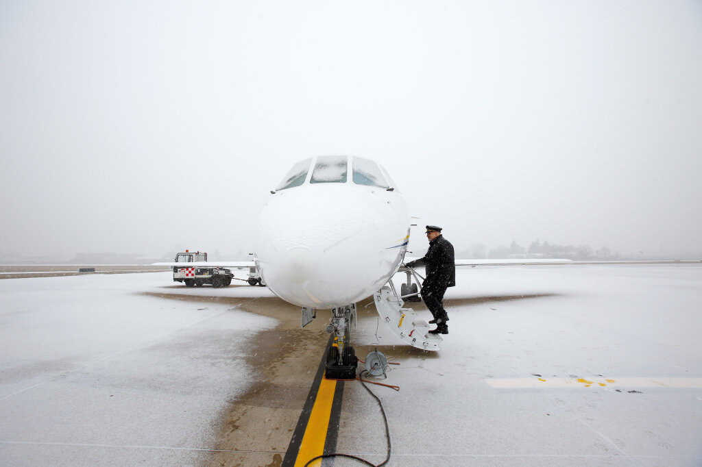 Michael Weber steigt in seine Maschine des Typs Falcon 50EX in Bozen: Angeboten werden Flüge für Firmen und Betuchte. Foto: Alexander Alber
