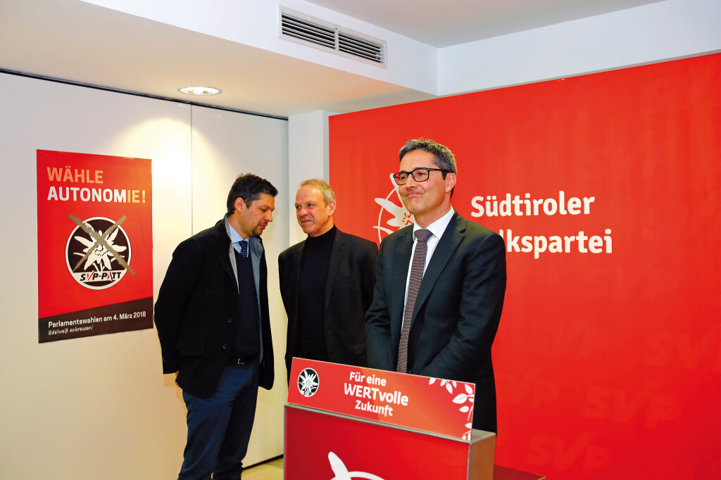 „Wir haben unsere Wahlziele erreicht und den richtigen Weg gewählt“: Darin sind sich Landeshauptmann Arno Kompatscher und die zwei scheidenden SVP-Parlamentarier Daniel Alfreider und Karl Zeller einig. „Wir sollten uns jetzt an die Arbeit machen“, sagt Kompatscher, „wissend, was unser Auftrag ist: die Autonomie. Und nichts anderes.“ Foto: Alexander Alber