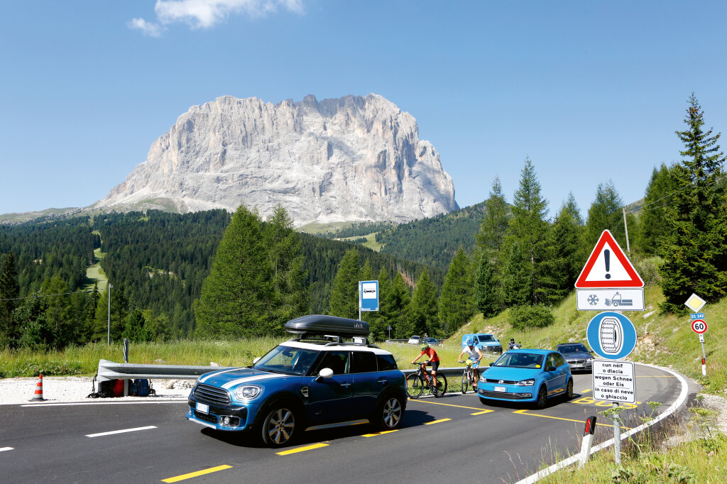 Autolawine auf den Passstraßen der Dolomiten: Ärgernis für Anwohner und Naturschützer. Foto: Alexander Alber