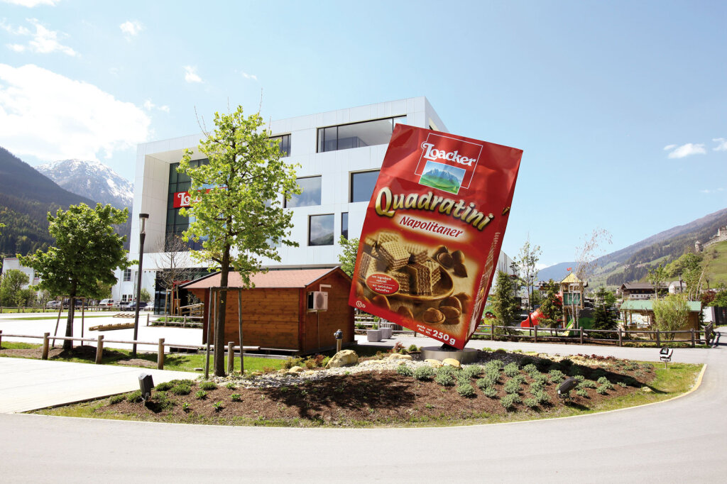 Steht symbolisch für Südtirols Unternehmen, die viel importieren und in alle Welt exportieren: Der Waffelhersteller Loacker, im Bild die Niederlassung in Sillian (Osttirol) mit Hauptsitz am Ritten. Foto: Alexander Alber