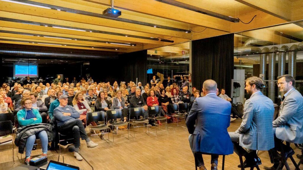200 Unternehmerinnen und Unternehmer trafen sich Ende Februar bei Rothoblaas in Kurtatsch zum 2. „Wir Noi“ Foto: Stefan Höchenberger