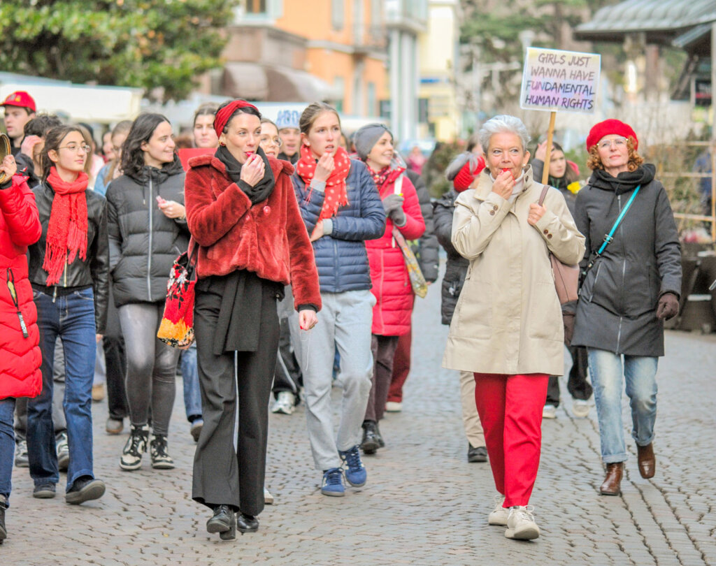 Zwei Frauen, die ins Bürgermeisteramt kommen wollen: Katharina Zeller (vorne links) von der SVP und Ulrike Ceresara vom Parteienbündnis der Grünen (vorne rechts). Gemeinsam marschiert wurde am Valentinstag lediglich auf der Demo von One Billion Rising, der Initiative gegen die Gewalt von Männern an Frauen. Foto: Karlheinz Sollbauer