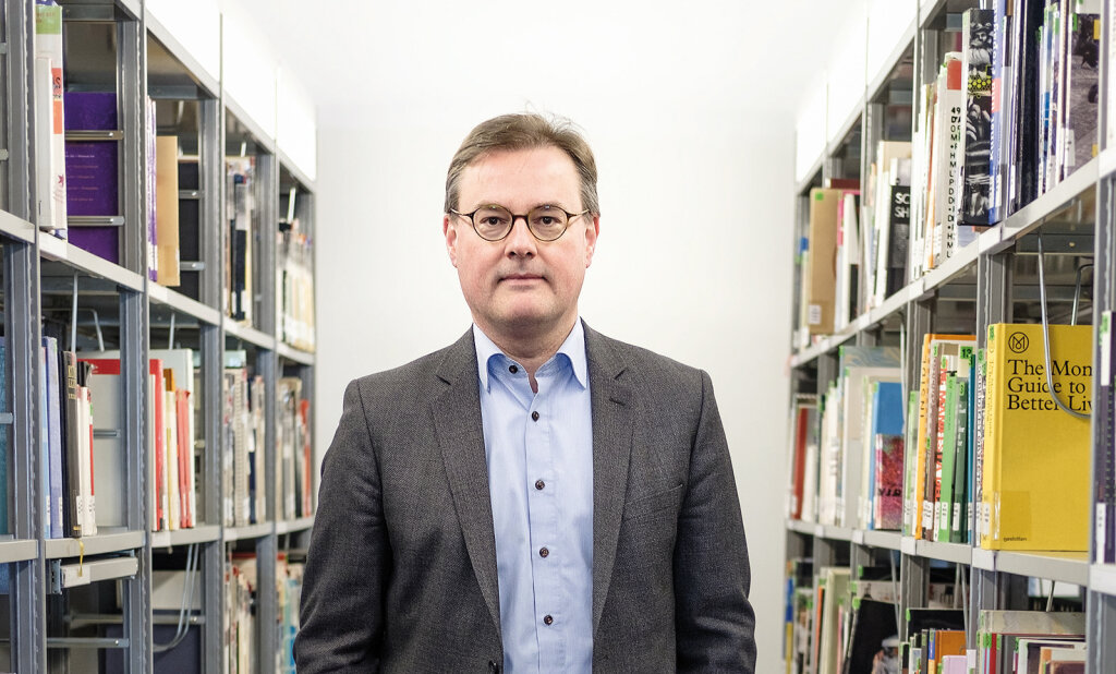 Jörn Leonhard ist seit 2006 Inhaber des Lehrstuhls für Westeuropäische Geschichte an der Albert-Ludwigs-Universität Freiburg und war von 2007 bis 2012 Gründungsdirektor der School of History am Freiburg Institute for Advanced Studies (FRIAS). Für sein Buch „Die Büchse der Pandora. Geschichte des Ersten Weltkriegs“ (2014 in 5. Auflage erschienen) erhielt er unter anderem den NDR-Sachbuchpreis 2014 und den Preis „Geisteswissenschaften International“ 2015. Er ist ordentliches Mitglied der Heidelberger Akademie der Wissenschaften. 2018 erscheint sein neues Buch „Der überforderte Frieden. Eine Weltgeschichte 1918–1923“ im Verlag C. H. Beck. Foto: Ludwig Thalheimer