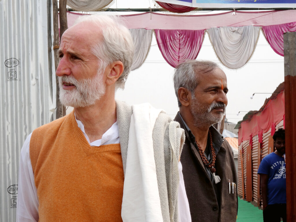 Markus Dietl (links) vor seinem Zelt beim Kumb Mela 2019: 100 Millionen Menschen kamen heuer zum größten hinduistischen Pilgerfest. Foto: Astrid Kofler