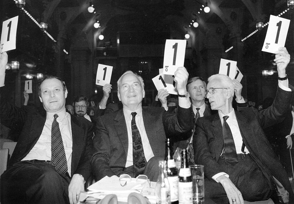 Der damalige SVP-Obmann Roland Riz mit Landeshauptmann Luis Durnwalder und dessen Vorgänger Silvius Magnago 1992 auf der Landesversammlung. Foto: Archiv