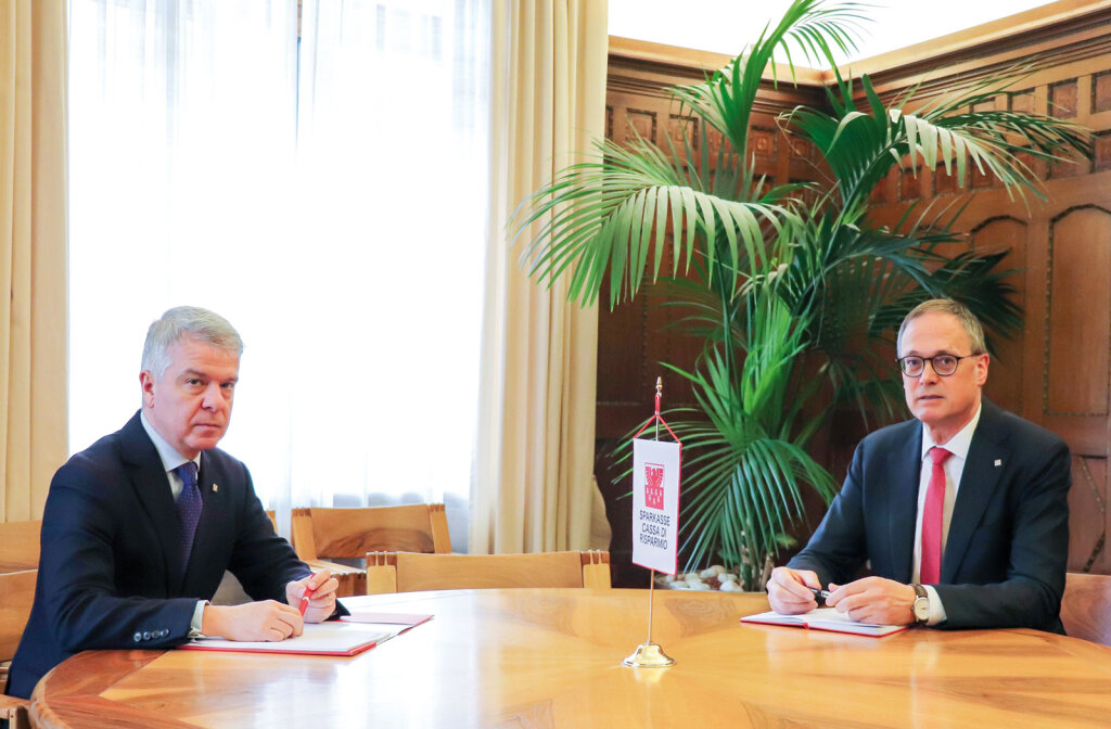 Sparkassen-Generaldirektor Nicola Calabrò (links) und Vertriebsdirektor Moritz Moroder: „Seit Freitag rigoros.“ Foto: Sparkasse