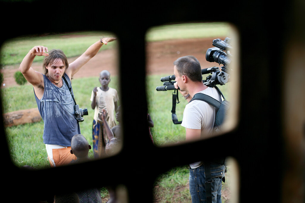 Andrea Pizzini (links) bei einer seiner Filmreisen in Afrika: „Der Film soll helfen zu heilen.“ Foto: Archiv Andrea Pizzini