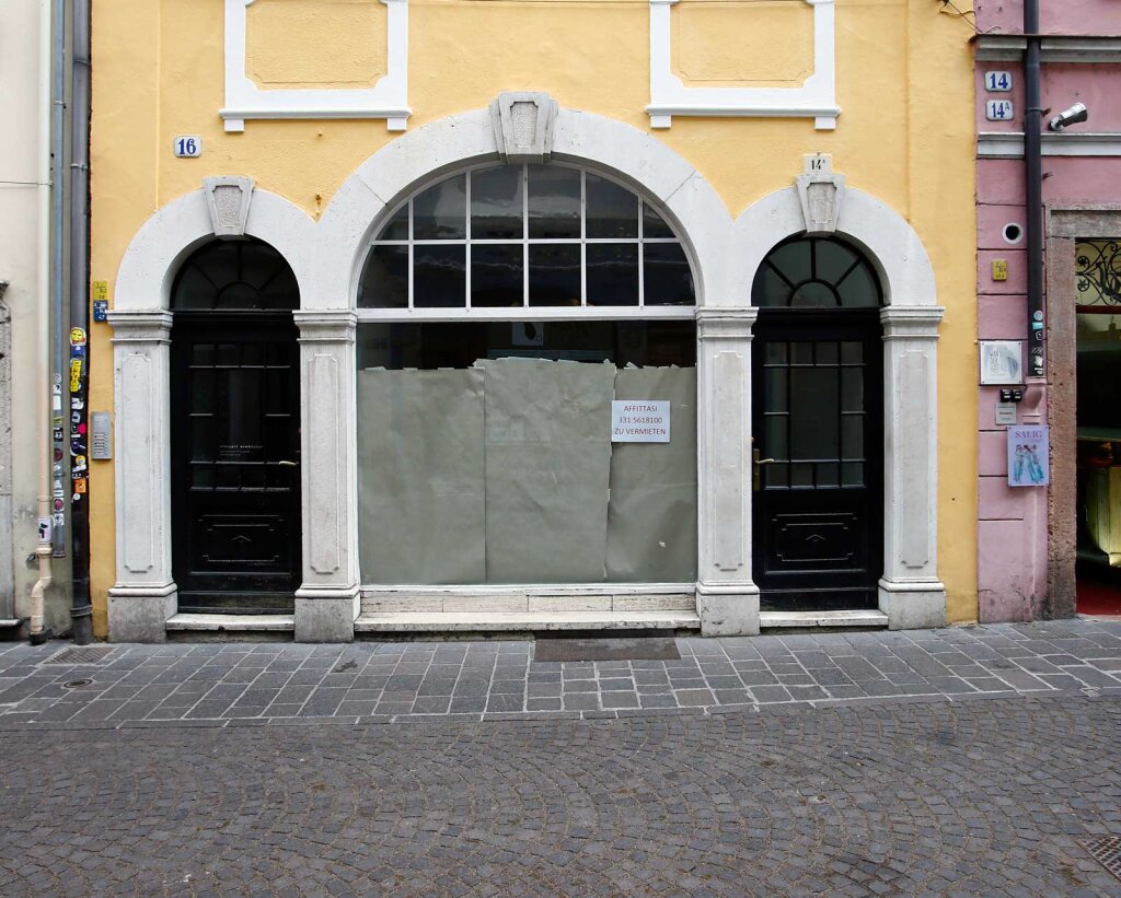 Leeres Geschäftslokal in Bozen: Die Kaufleute sagen, es sei vollkommen überflüssig, neue Strukturen zu schaffen. Foto: Alexander Alber