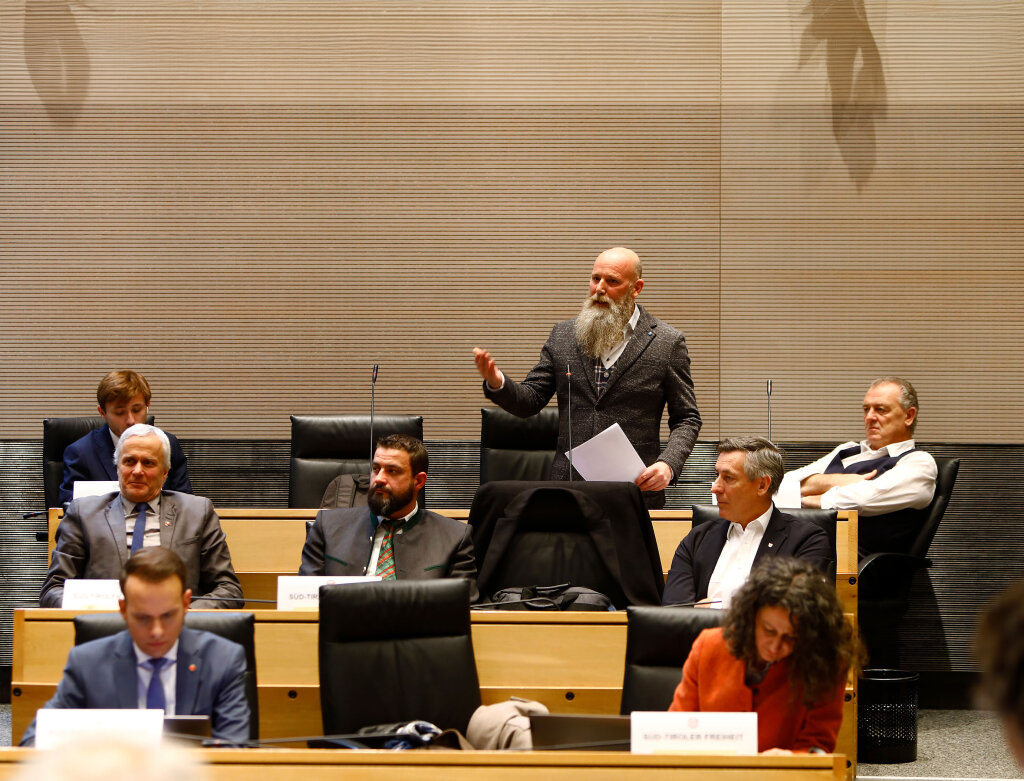 Gegen Gender-Schreibweise in der Verwaltung: Die Fraktion JWA ging mit ihrem ersten Beschlussantrag baden. Dieser Antrag, so der Landeshauptmann, sei fehl am Platz und unnötig. Foto: Alexander Alber