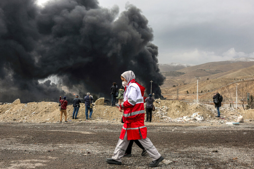 Angriff auf ein Ölfeld in der Nähe der Millionenstadt Teheran, seit 28. Februar bombardieren Israel und die USA den Iran: „Das sollte nie ein fairer Kampf sein und es ist kein fairer Kampf“ (der amerikanische Kriegsminister Pete Hegseth). Foto: AFP