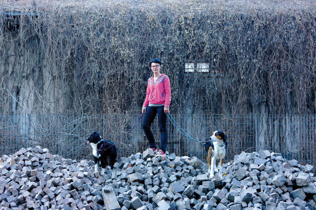 Christine Kompatscher mit ihren Therapiehunden Smilla und Balou: Hunde sind Türöffner, Spiegel, Freund, Übungspartner und Zuhörer. Foto: Alexander Alber