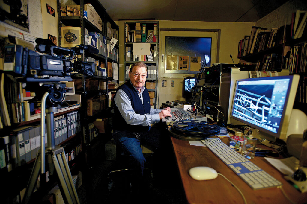 Franz Haller (69) in seinem Filmstudio in Gargazon. Hier produziert der gelernte Volkskundler seine Dokus, manche auch mit Unterstützung der Laurin-Stiftung. Foto: Alexander Alber