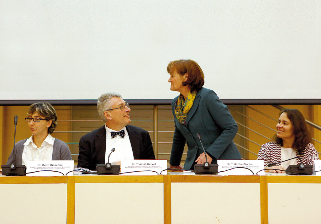 Vertraute sagen, es herrsche „Eiszeit“ zwischen Landesrätin Martha Stocker und Generaldirektor Thomas Schael. Stocker sagt: „Ich habe das Gefühl, dass er in Sachen Umgang und Verhalten noch Luft nach oben hat – das habe ich von Beginn an gesagt. Alles andere tut nichts zur Sache.“ Foto: Alexander Alber