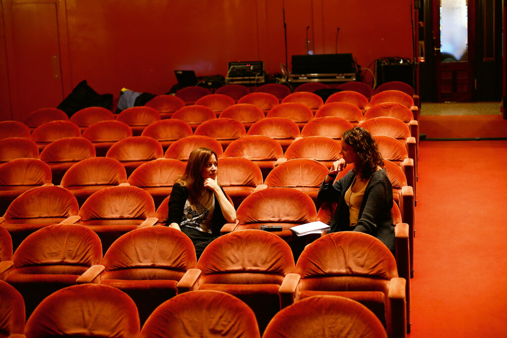 Dunja Smaoui mit der Slam-Poetin Lara Stoll (links) im Stadttheater Meran: „Eigentlich bin ich total soziophob. Und vor Schmetterlingen hab ich auch Angst.“ Foto: Alexander Alber
