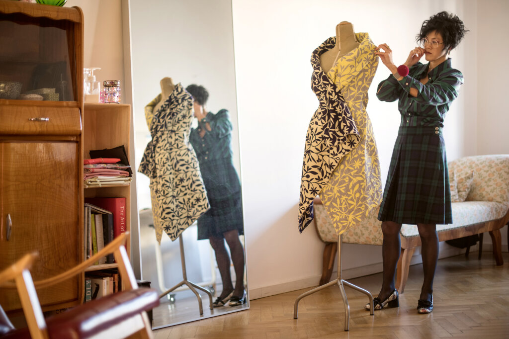 Hyun Ja Michela Lorenzini in ihrem kleinen Bozner Modeatelier: „In meiner Arbeit trachte ich, den Körper und die Essenz einer Person zu erfassen, mit besonderer Aufmerksamkeit für das Detail.“ Foto: Privat