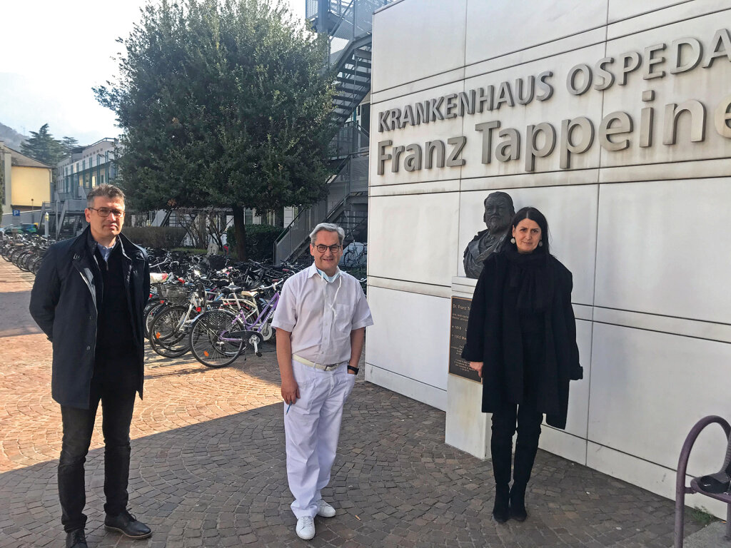 Von links: Valter Ciarrocchi, ärztlicher Leiter Karnkenhaus Meran, Gynäkologie-Primar Herbert Heidegger und Irene Pechlaner Direktorin, des Gesundheitbezirks Meran. Foto: Markus Larcher