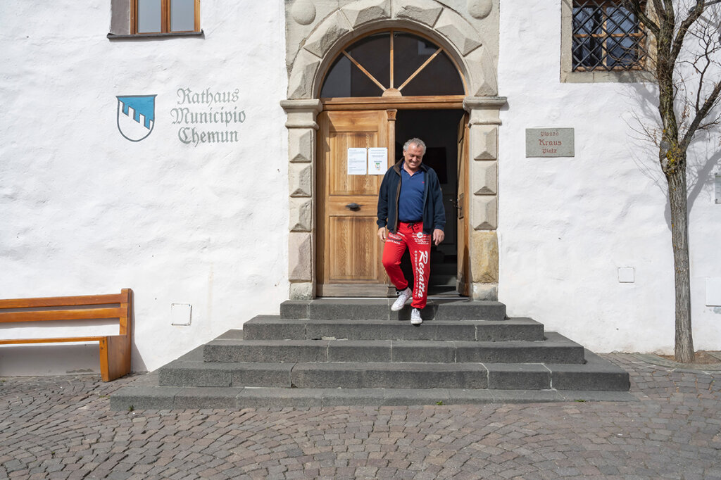 „Sollen sie nur“: Andreas Colli beim Verlassen des Rathauses von Kastelruth. Foto: Othmar Seehauser