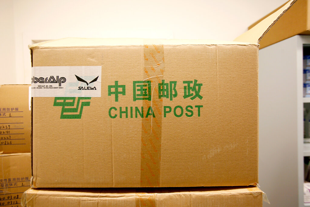 Die Oberalp hat zu Beginn der Pandemie Schutzkleidung und Masken aus China besorgt: Der Deal könnte nun vor Gericht landen. Foto: Alexander Alber