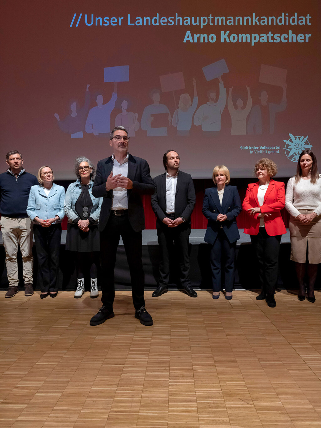 Votum per Akklamation: „Arno Kompatscher hat unsere volle Rückendeckung als Spitzenkandidat“, sagt Parteiobmann Philipp Achammer. Foto: Othmar Seehauser