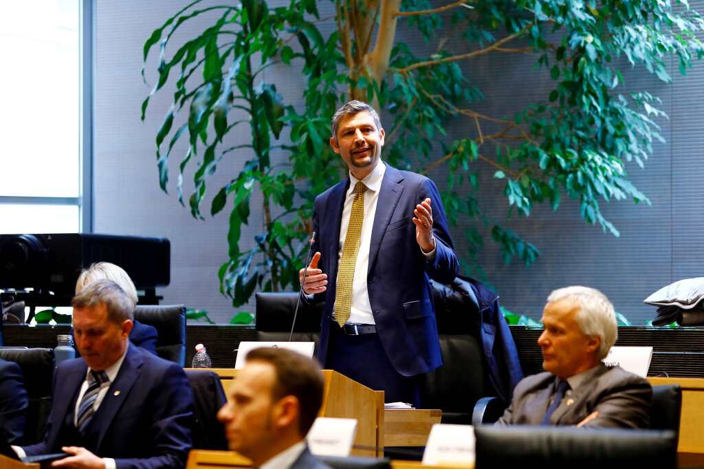 Zu weit gegangen? Das Verwaltungsgericht hat die Alfreider GmbH (Daniel Alfreider hält 47 Prozent, im Bild im Landtag) zu 3.000 Euro Kostenersatz wegen einer fehlenden Genehmigung für einen Eingriff am Rönnhof verurteilt. Weitere Verfahren behängen. Foto: Alexander Alber
