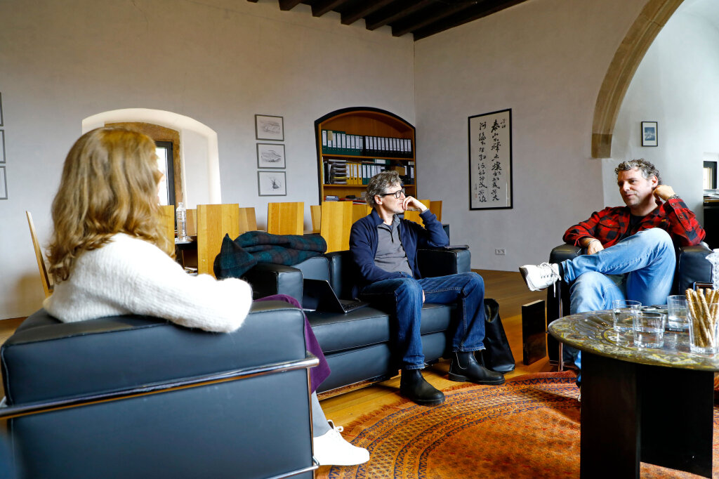 Das Messner Mountain Museum auf Schloss Sigmundskron zeigt Fotos von Thomas Biasotto (rechts). Markus Larcher hat sich mit ihm und MMM-Chefin Magdalena Messner zum Doppelinterview getroffen. Ab Seite 60. Foto: Alexander Alber