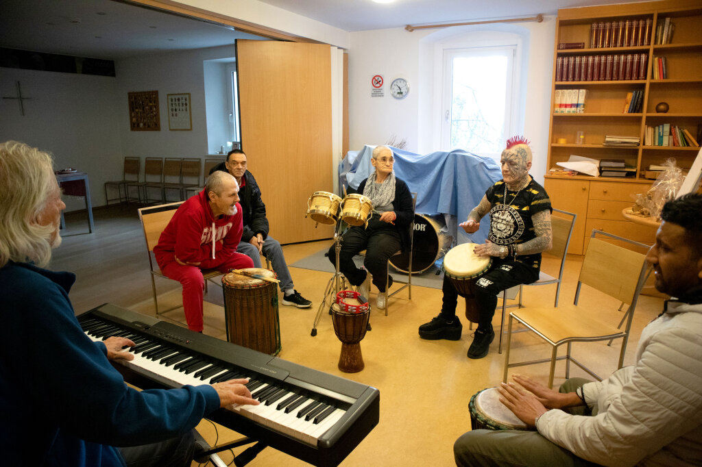 Musiktherapie, einmal die Woche, hier lösen sich die Gefühle: „Alle Emotionen und Gemütszustände haben ihren Rhythmus. Wenn wir hierherkommen und zusammen spielen, wird ein gemeinsamer Rhythmus geschaffen.“ Foto: Carmen Egger