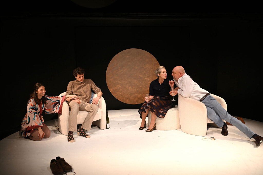 „Drei Mal Leben“ von Jasmina Reza in der Regie von Florian Eisner im Meraner Theater in der Altstadt: absolut sehenswert! Foto: Archiv