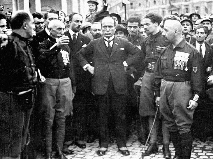 La ricerca di Luzzatto mostra come il fascismo affondi le sue radici in correnti ideologiche e pratiche politiche precedenti. Benito Mussolini al congresso fascista di Napoli. Foto: Wikipedia