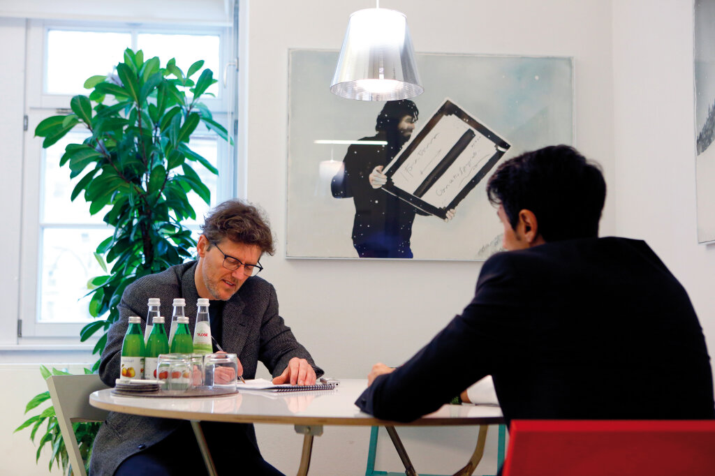 Beim Markenprofi: Markus Larcher (links) im Gespräch mit Marco Pappalardo, dem künftigen Chef der neuen Presseagentur des Landes: „Ich werde sicher nicht der Sprecher der Landesregierung sein.“ Foto: Alexander Alber