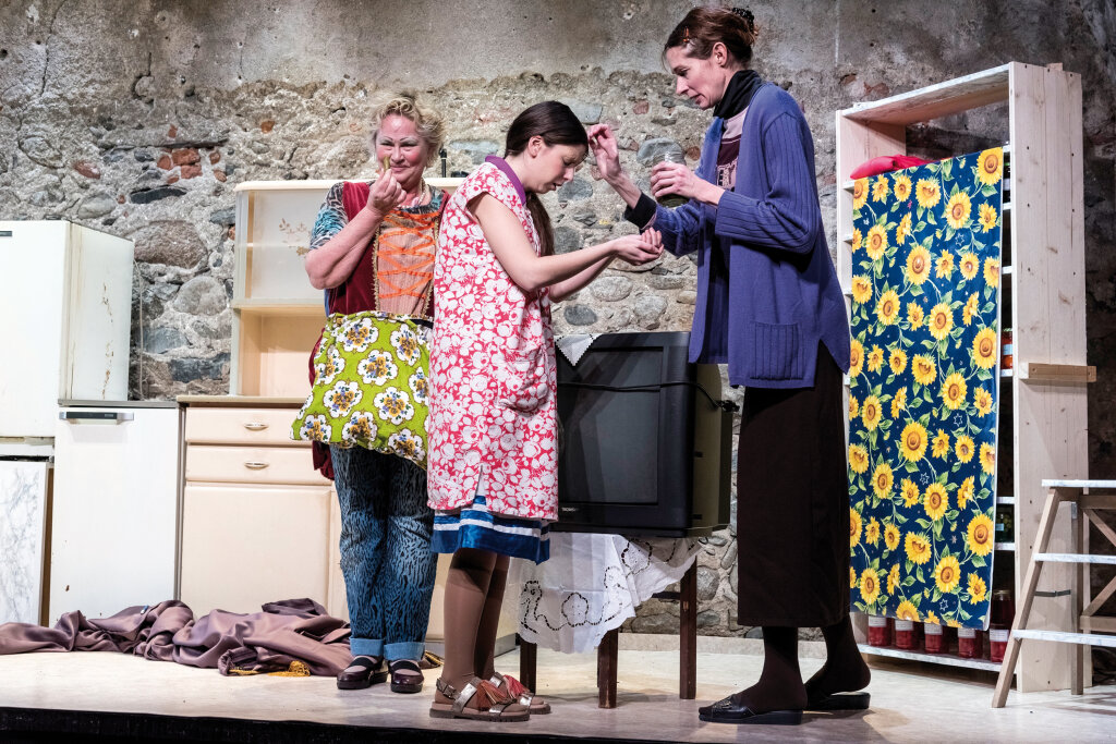 Ingrid Porzner, Viktoria Obermarzoner, Margot Mayrhofer: In der Scheiße bis zu den Aschselhaaren. Foto: Arno Ritter