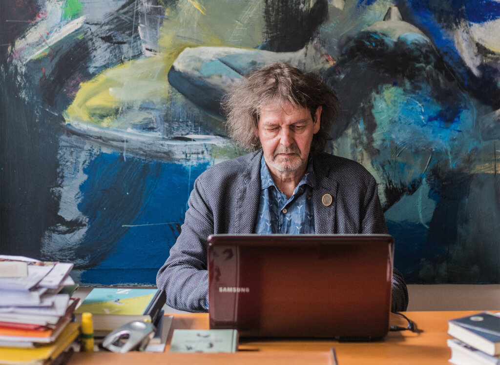 Josef Oberhollenzer hat in 25 Jahren fünf Bücher veröffentlicht, im Hauptberuf ist er Mittelschullehrer, beim Schreiben ist er ein Liebhaber des Konjunktiv: „Man erzählt sein eigenes Leben ja auch im Konjunktiv.“ Foto: Harald Wissthaler