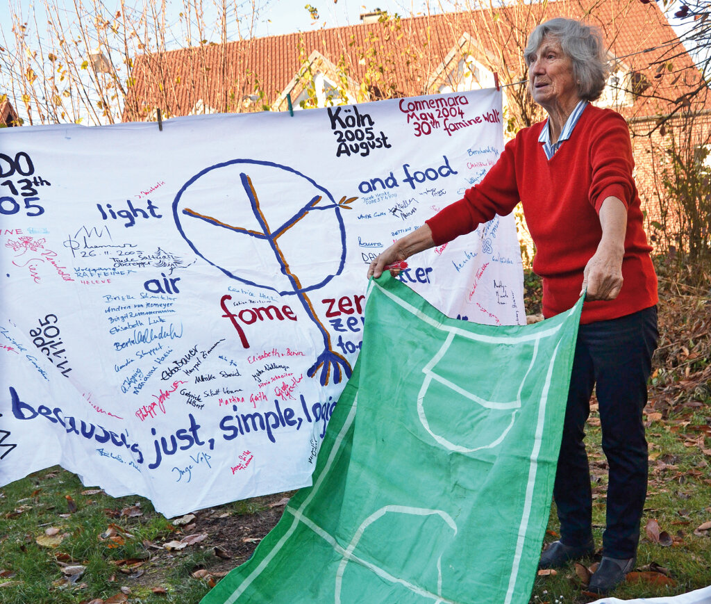Irmtraud Mair breitet in ihrem Garten in Dortmund die Vergangenheit aus: „Ihr seid es jetzt, die sich für Frieden und Gerechtigkeit einsetzen müssen.“ Foto: Nora Gamper