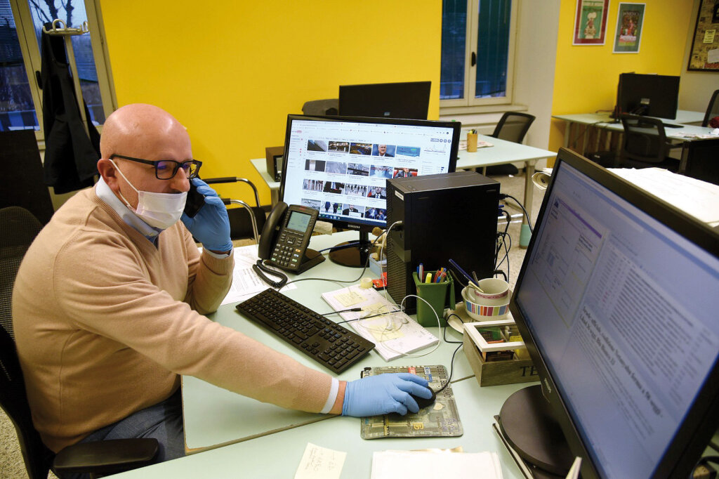 „Die Zahlen geben nur einen Teil der Katastrophe wieder“: Alberto Ceresoli an seinem Schreibtisch in der Redaktion des Eco di Bergamo. Foto: Eco di Bergamo