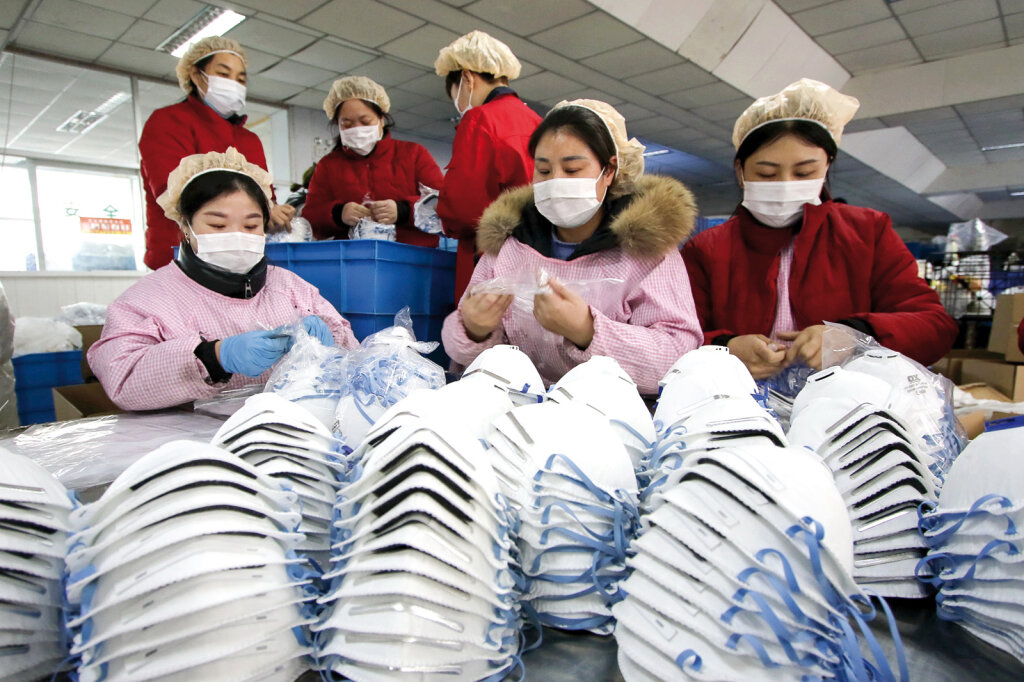 Maskenproduktion in China: Lieferung mit Polizeischutz. Foto: AFP