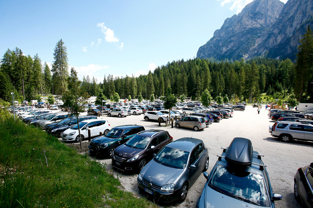 Rückseite eines touristischen Hotspots: Parkplatz am Pragser Wildsee. „Es geht jetzt um einen Paradigmenwechsel.“ Foto: Alexander Alber