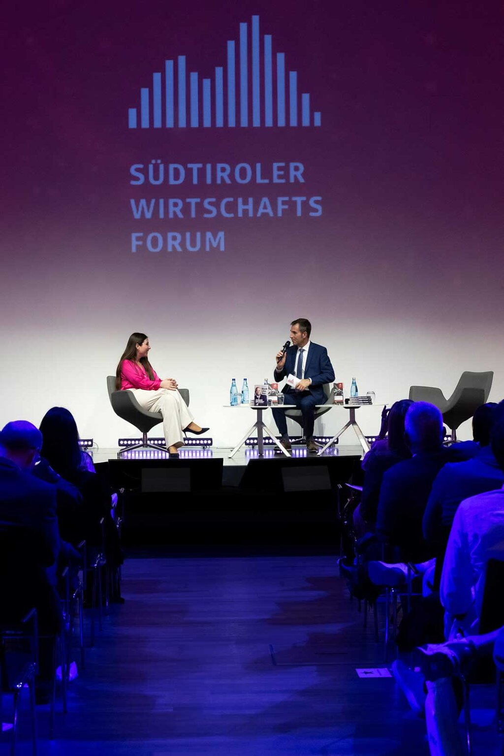 Christian Pfeifer, Chefredakteur der Südtiroler Wirtschaftszeitung, auf der Bühne mit Referentin Selena Milanovic. Die Meranerin schaffte es als Strategieberaterin im Bereich Gesundheitsversorgung gleich zweimal auf die Top-30-Under-30-Liste von Forbes. Foto: Ingrid Heiss