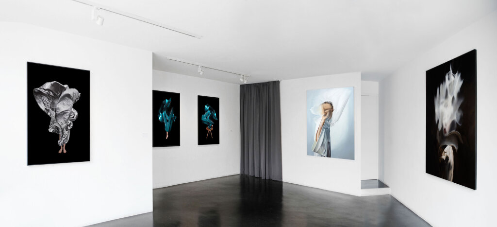 Sissa Micheli und Thomas Riess verbergen in ihren Arbeiten mehr, als sie enthüllen: Sie arbeitet mit Fotos (links), er mit Malerei. Foto: Galerie Alessandro Casciaro