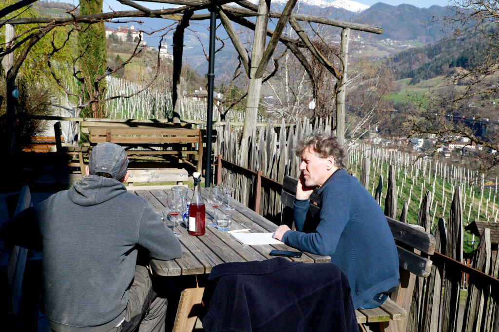 Auf dem Weingut Röck in Villanders: Hannes Augschöll ist ein ungewöhnlicher Winzer. Sie wollen wissen warum? Dann blättern Sie auf Seite 42. ff-Redakteur Markus Larcher hat sich mit dem Winzer getroffen: „Leichter Wein“. Foto: Alexander Alber