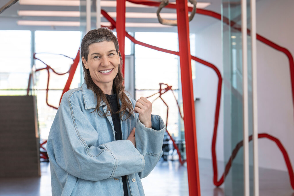 Tanja Pichler ist in der Kultur vielfältig unterwegs: hier im Museion (in der Ausstellung von Eduard Habicher), wo sie seit Kurzem als Präsidentin waltet. Foto: Othmar Seehauser