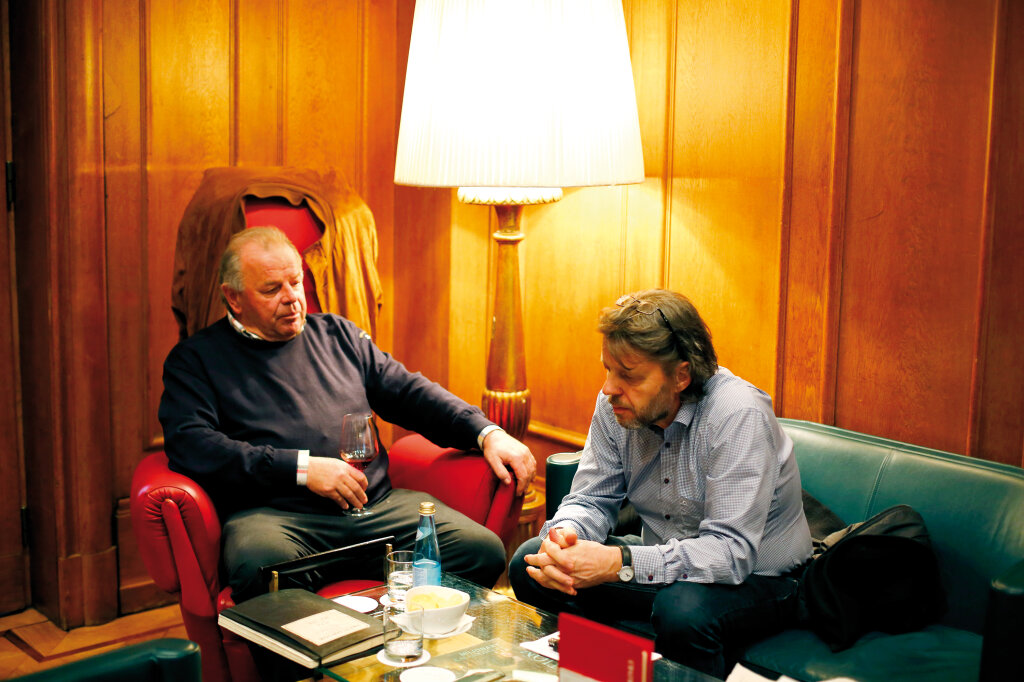 „Ich tue mich manchmal leichter mit dem Zeichnen als mit dem Reden“: ff-Karikaturist Hanspeter Demetz (links) zeichnet seit 38 Jahren für dieses Magazin, Georg Mair hat ihn zu seiner Humorarbeit befragt. Foto: Alexander Alber