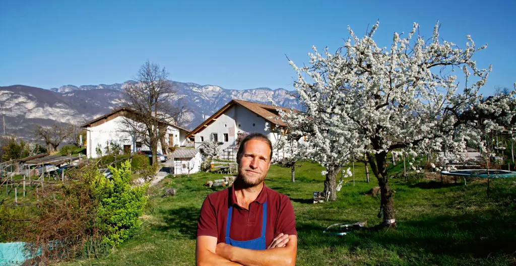 Dieter Oberhofer bewirtschaftet mit seiner Familie den Crozzolhof hoch über Salurn auf biodynamische Weise: Am Weinhof hat Biodiversität Vorrang. Damit entspricht man auch den Zielen der Hofeigentümerin – der Stiftung Landschaft. Foto: Alexander Alber